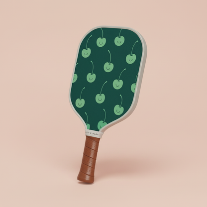 Raquette aux cerises sur fond coloré